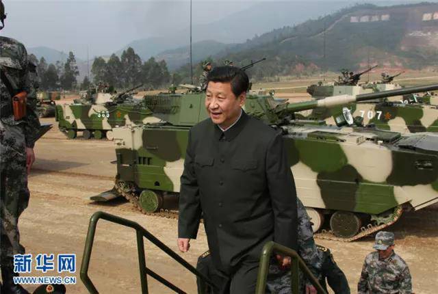 012年12月10日，习主席在原广州军区某部训练场登上两栖突击车了解装备情况